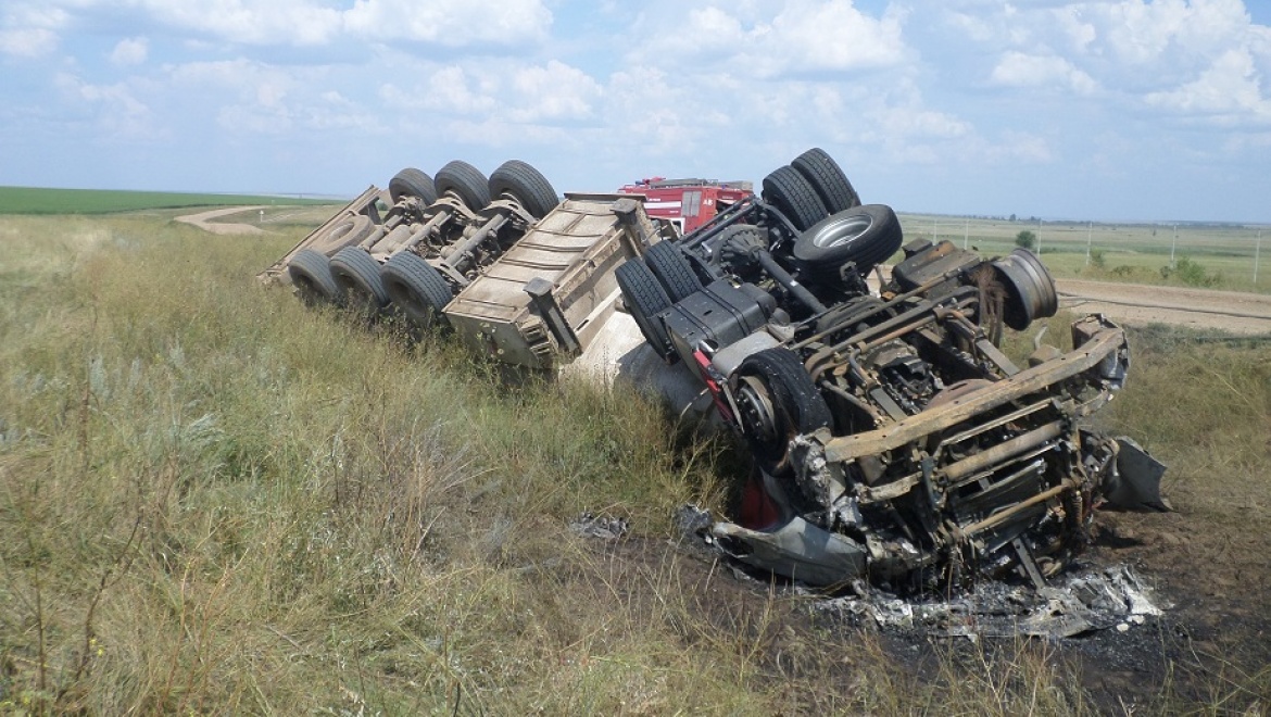 На трассе Таловой-Курлин перевернулся бензовоз