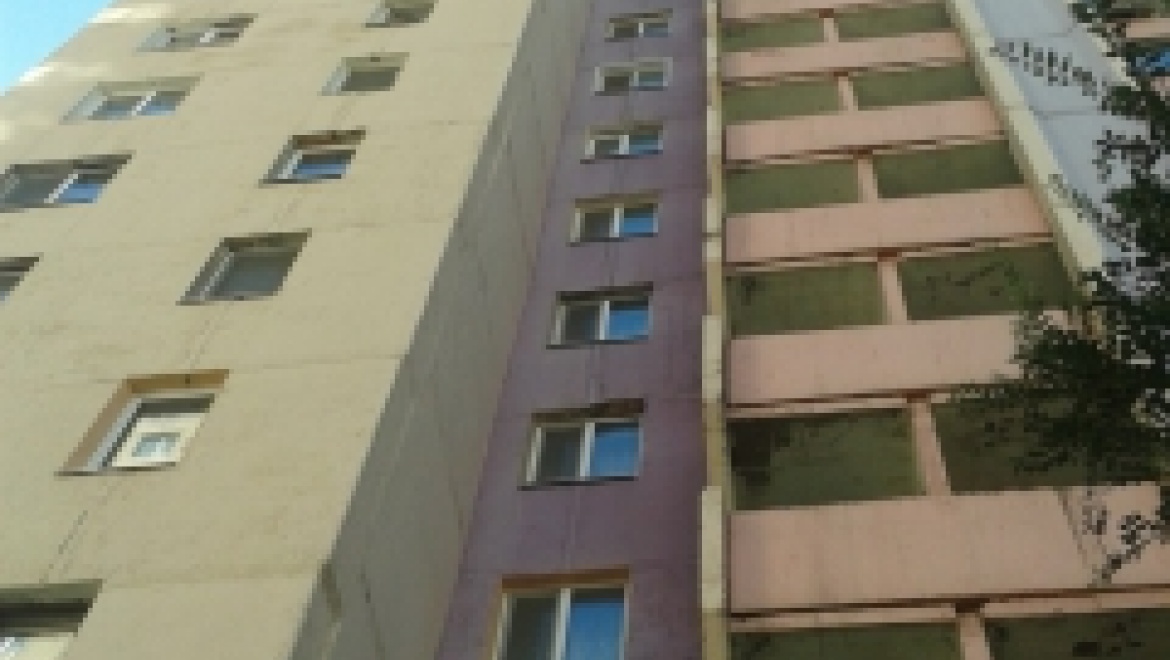 Пенсионерка сорвалась с простыней в районе 9-го этажа