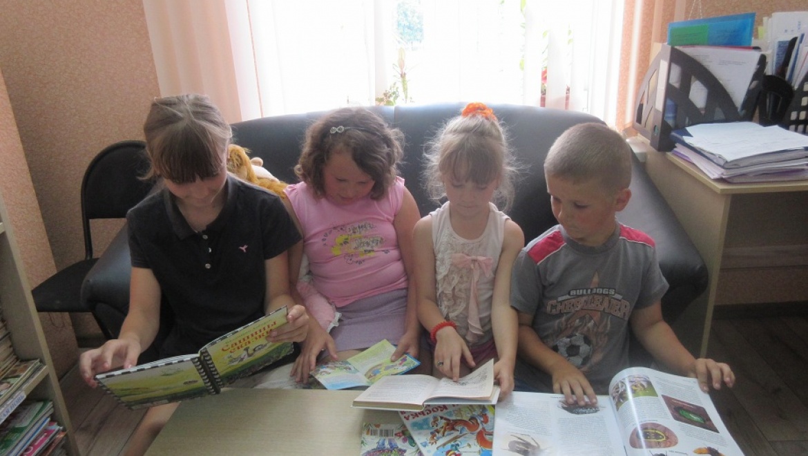 Лето с книгой на детской площадке «Унасканикулы»