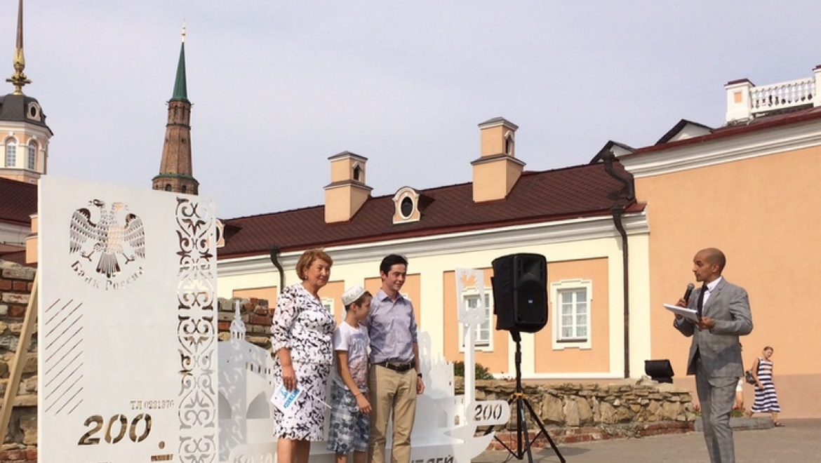 В Казани установили временный памятник банкноте в 200 рублей