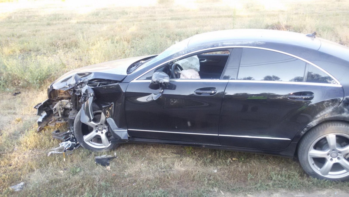 Водитель "Мерседеса" снес световую опору и скрылся