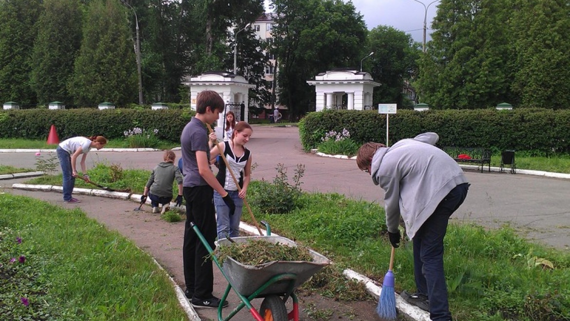 Более 2,5 тыс. несовершеннолетних устроились в этом году на работу в свободное от учебы время