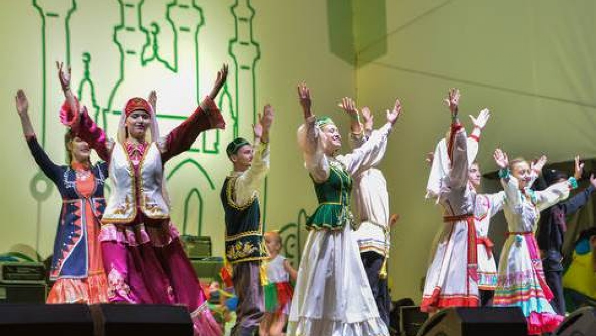День города и республики завершился концертом у Центра семьи «Казан»