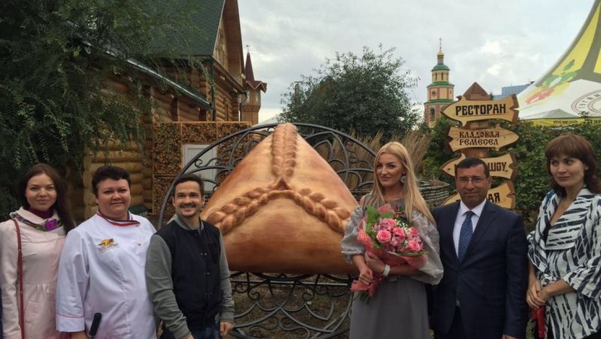 В Казани появился памятник эчпочмаку