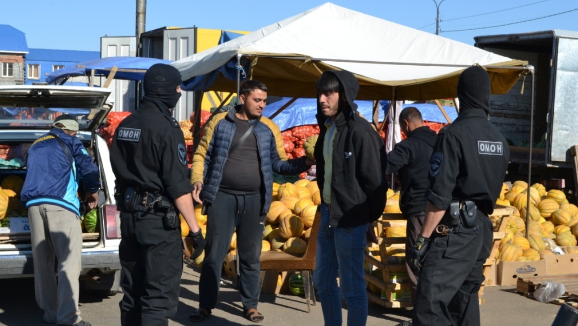 На рынках города задержано 50 мигрантов