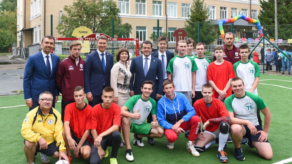 Сергей Рыжиков и Олег Кузьмин провели футбольный урок в гимназии №75