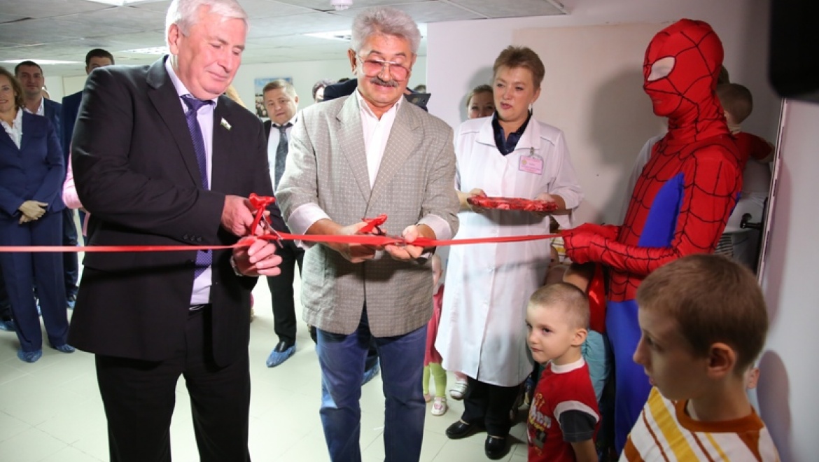 Депутаты Казгордумы подарили малышам игровую комнату