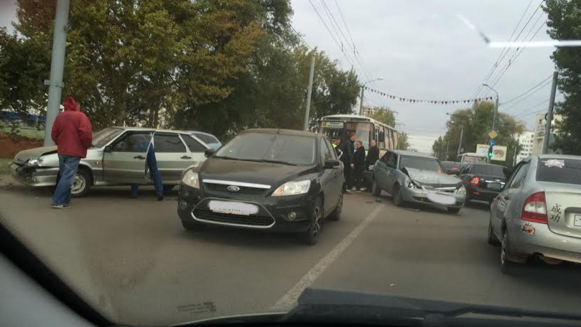 Крупное ДТП на пр. Победы: столкнулись "ПАЗ" и 4 автомобиля