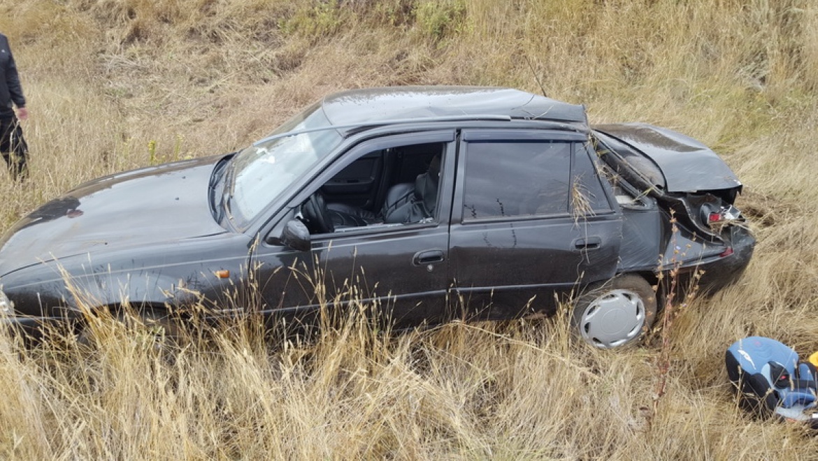 Семейная пара на  «Деу - Нексия» вылетела в кювет и перевернулась