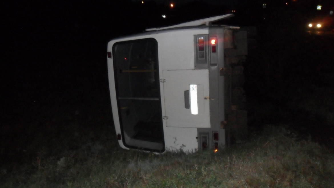 "ПАЗ" перевернулся от столкновения с "двенадцатой"