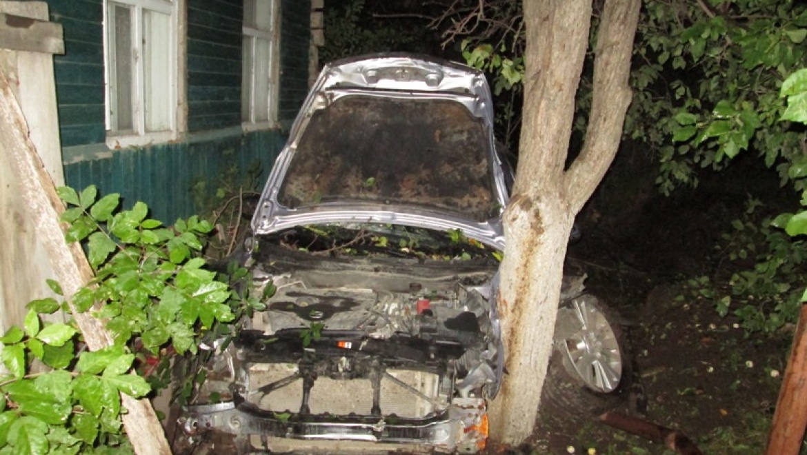 Водитель "Мазды" перелетел овраг и въехал в полисадник дома