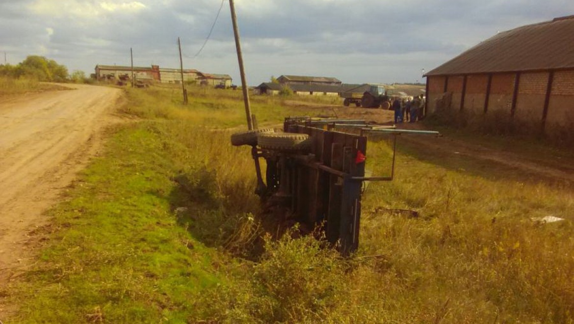 В Красногвардейском районе на автодороге перевернулся трактор