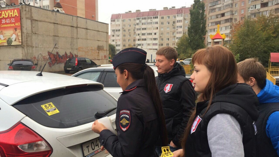 Полицейские раздали водителям листовки «Внимание дети!»