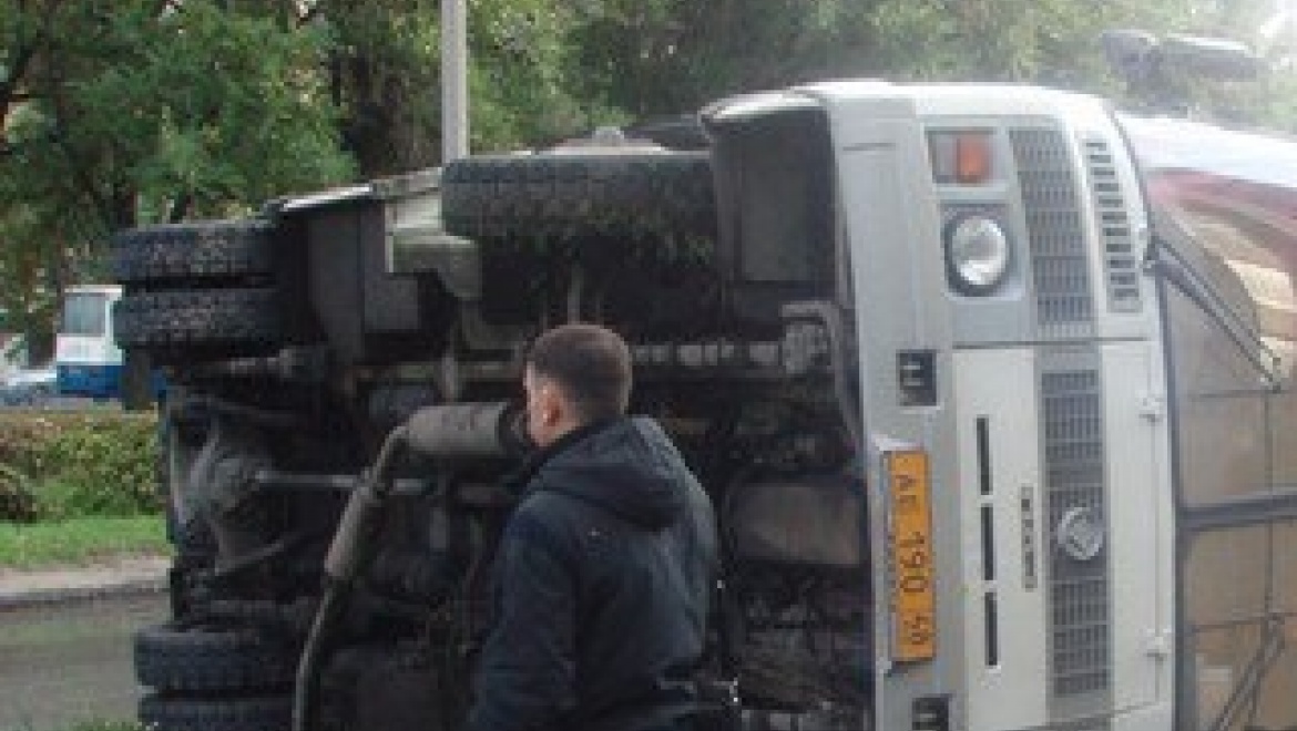 На ул. Терешковой перевернулся маршрутный автобус с людьми