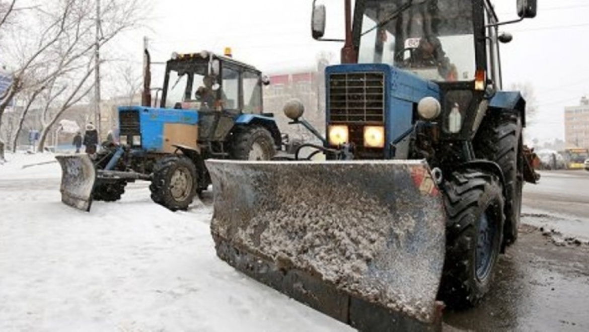 На центральных улицах Оренбурга и во дворах продолжает работать снегоуборочная техника