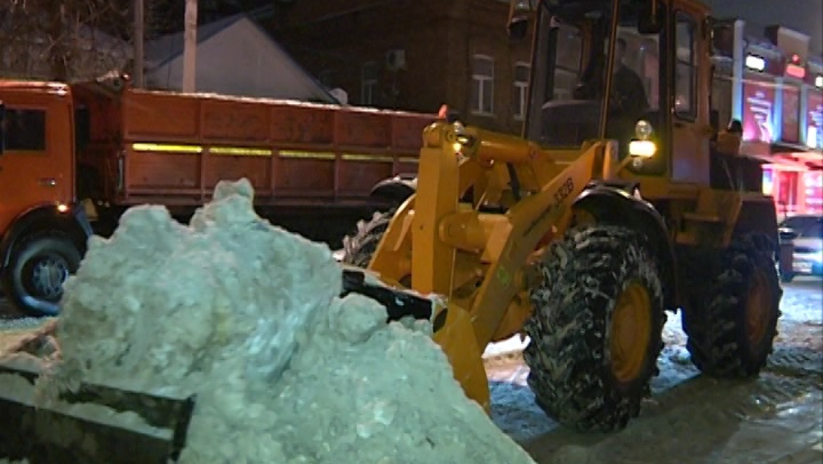 На дорогах Оренбурга в ночное время работали 24 снегоуборщика