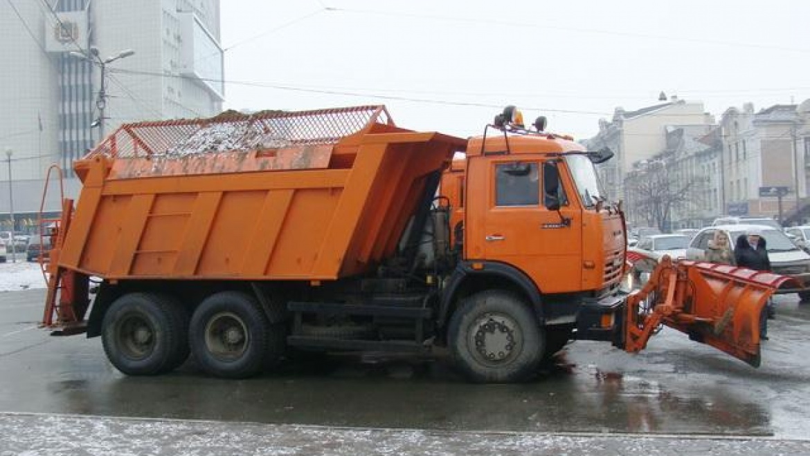 На городские дороги выведено 76 единиц снегоуборочной техники