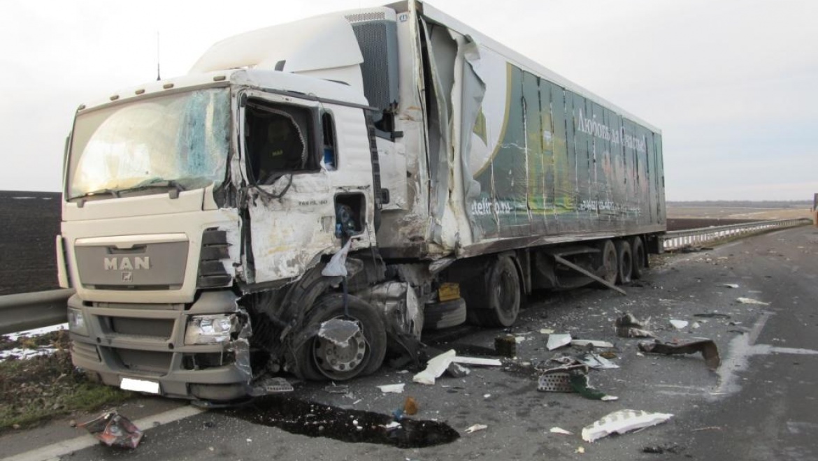 На трассе Оренбург-Самара столкнулись два грузовика в лобовую