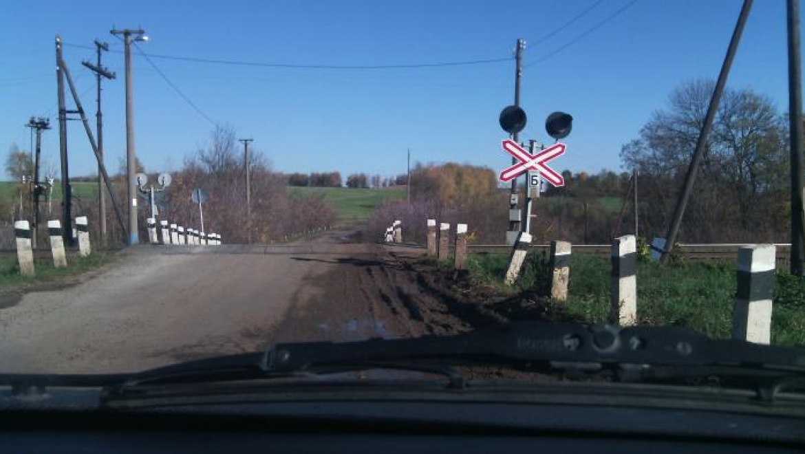 На переезде большегруз столкнулся с грузовым поездом