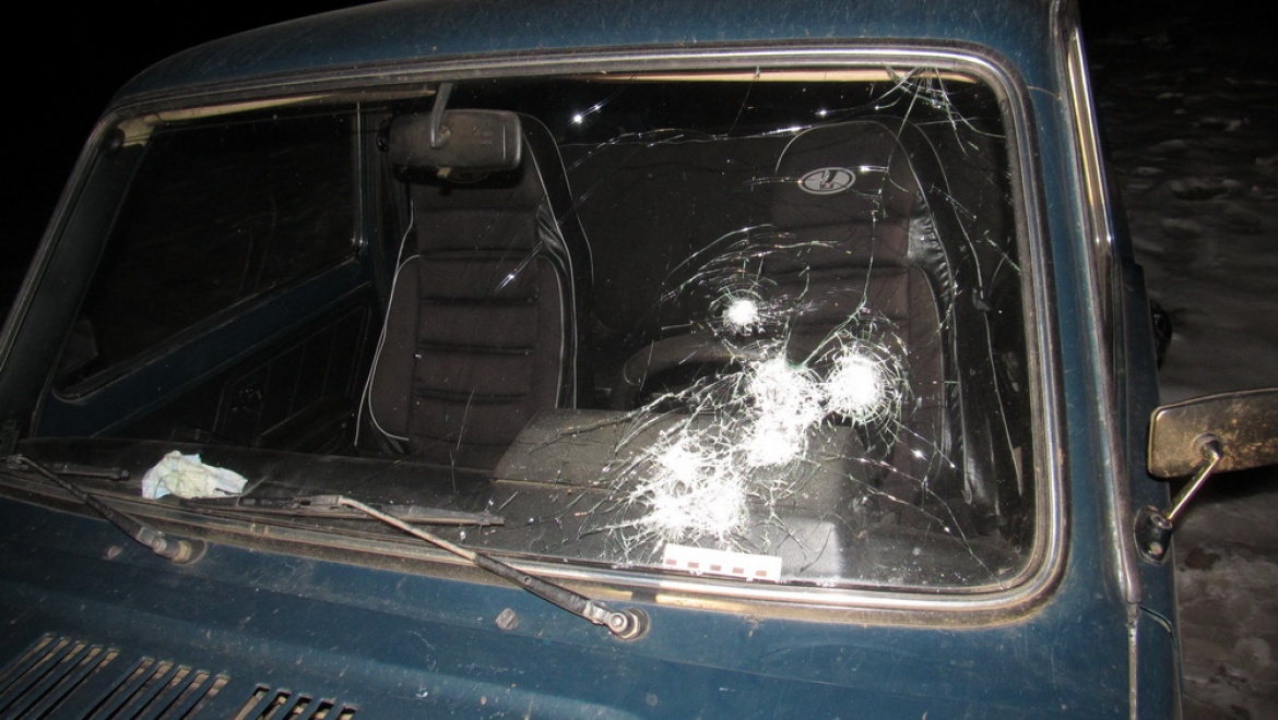 В Тюльганском районе хулиган открыл стрельбу по автомобилю