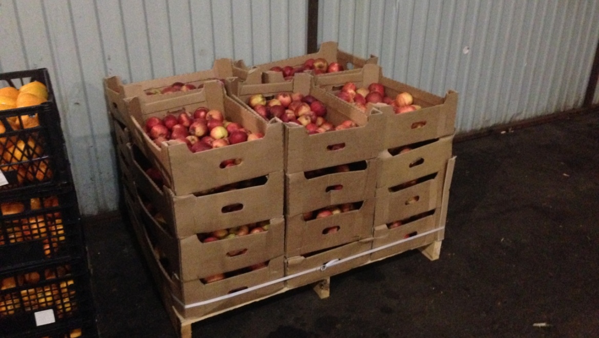 С оптового рынка "Петровский" изъяты и уничтожены польские яблоки и баклажаны