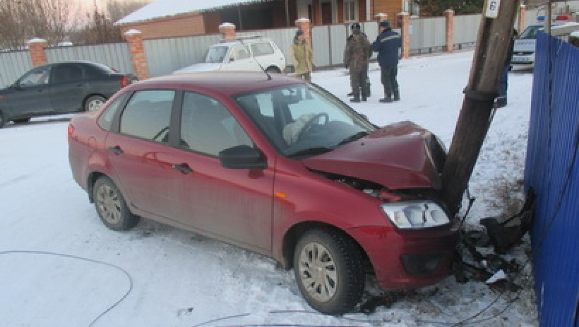 Пенсионер сбил телеграфный столб