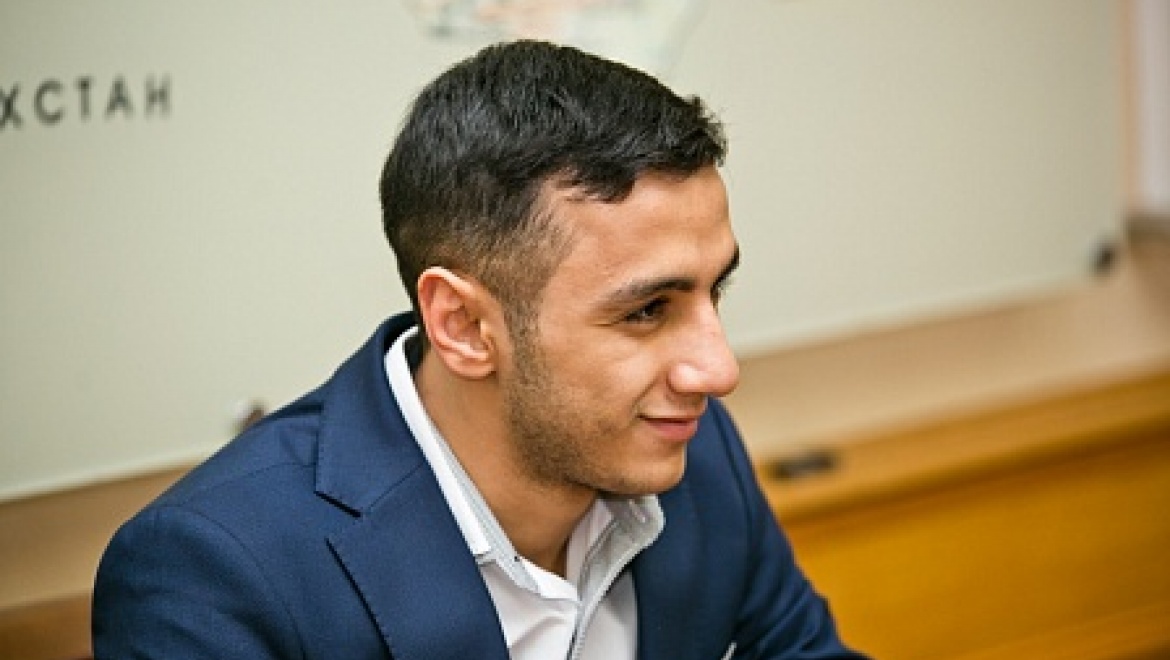 Губернатор Юрий Берг поздравил с победой боксера Габила Мамедова