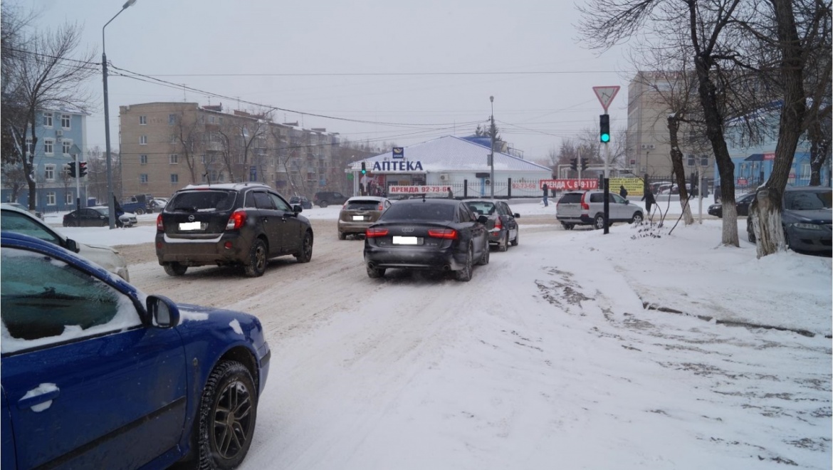 Неизвестный водитель сбил пешехода на тротуаре