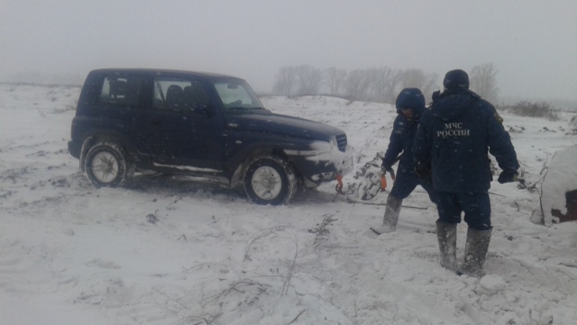 Экстренные службы спасли рыбака из снежного плена