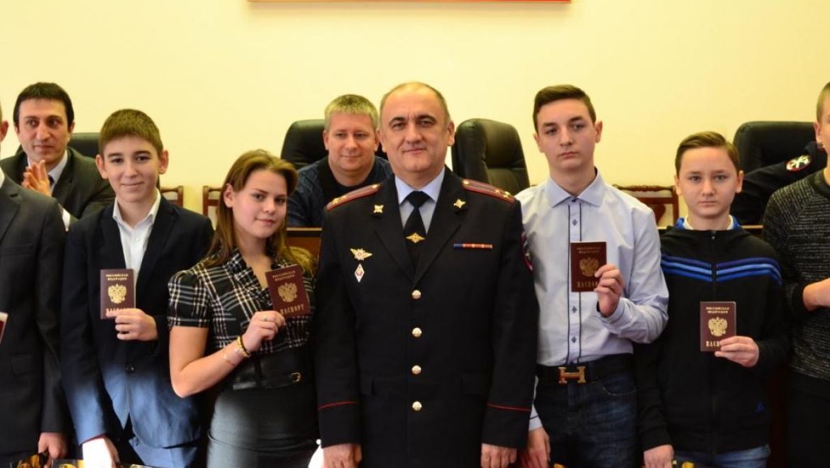 Первые паспорта в День Конституции