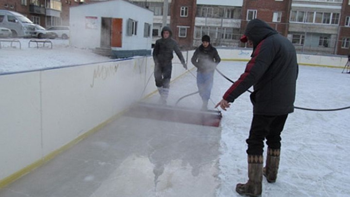 В Оренбурге приступили к первоначальной заливке хоккейных кортов