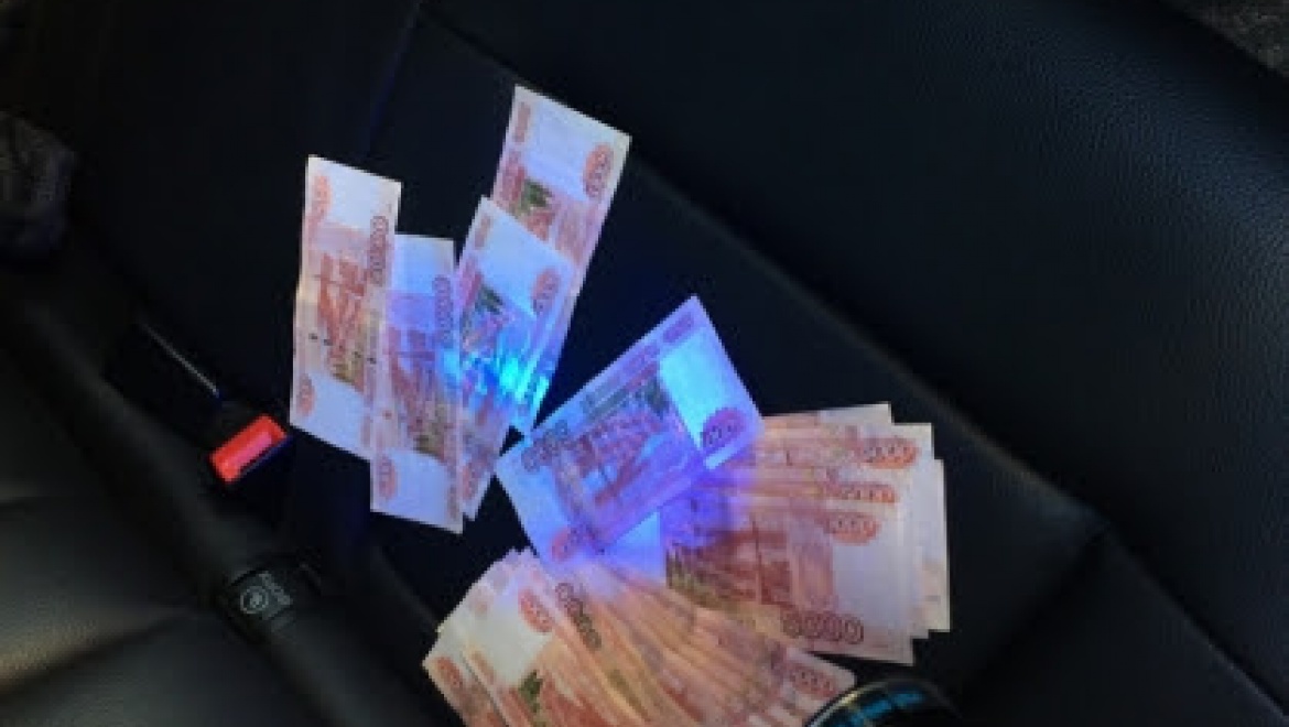 Судебный пристав подозревается в крупной взятке