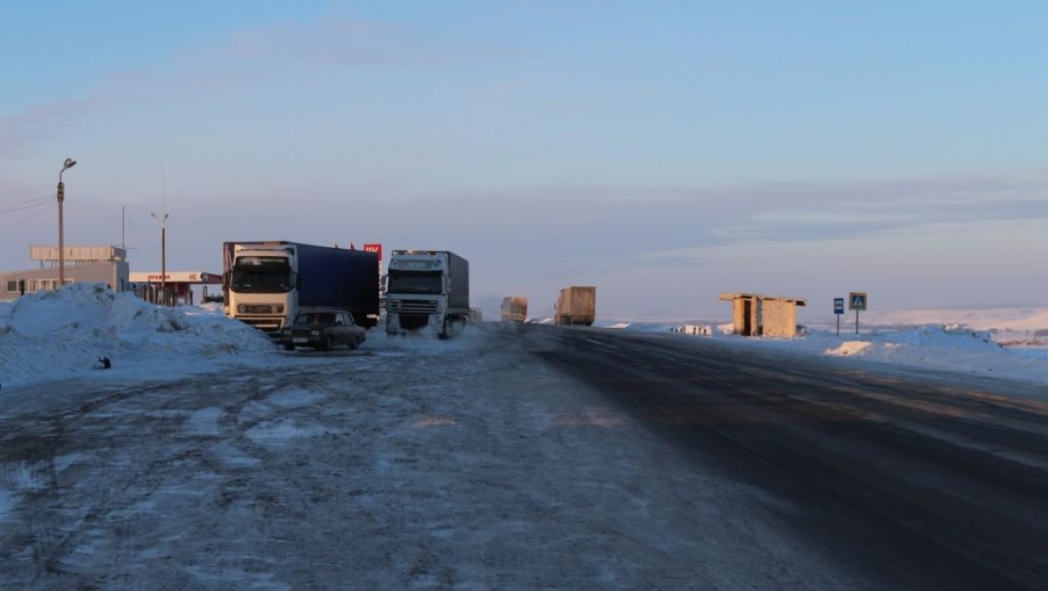 Полицейские спасают водителей на трассе от замерзания