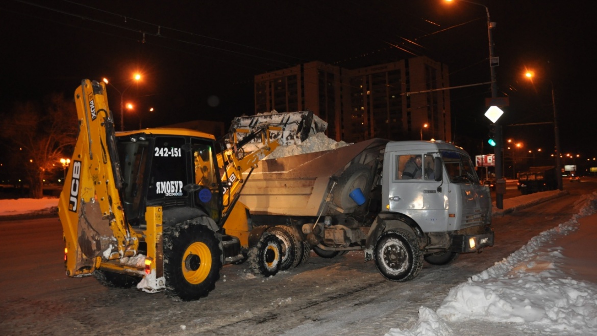На дорогах Оренбурга продолжает работать уборочная техника