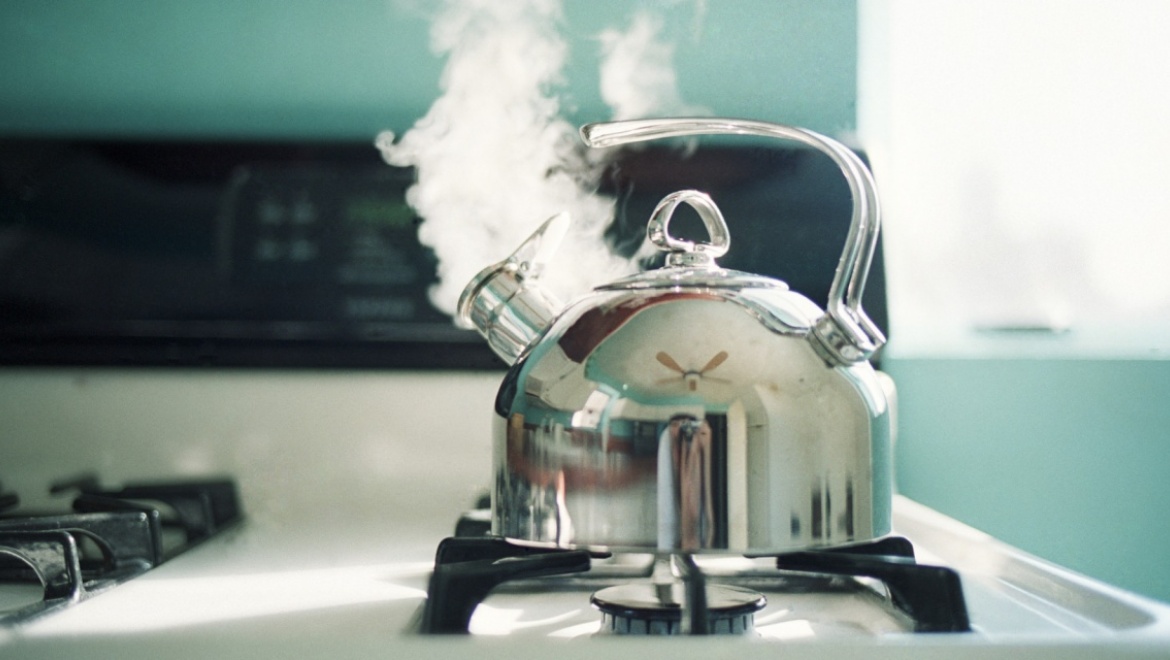 Малыш потянулся за чайником и поджег майку