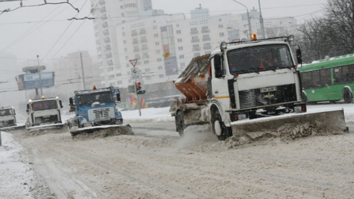 100 снегоуборщиков вышли на улицы города