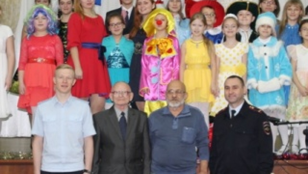 «Полицейский Дед Мороз» посетил воспитанников школы-интерната