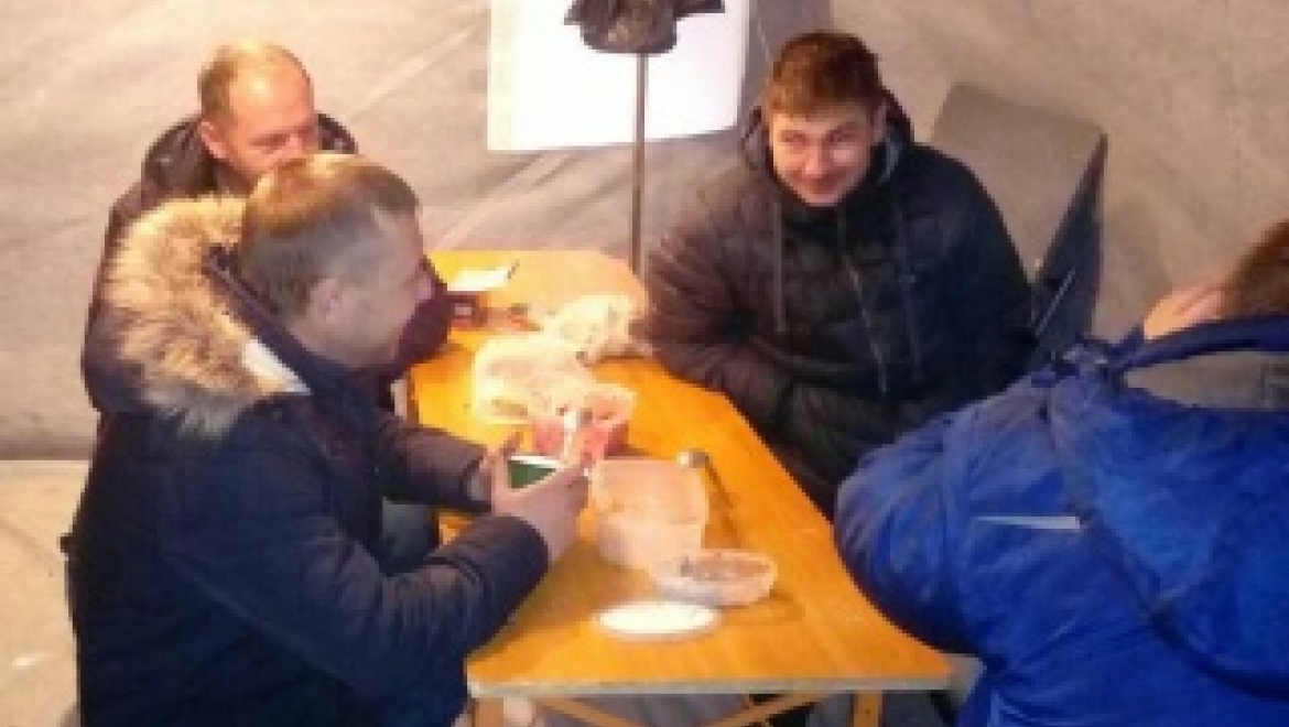 Водителей доставили в мобильный пункт обогрева