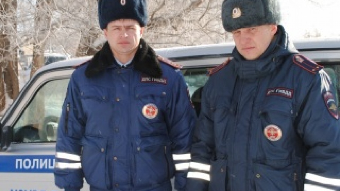 Ясненские сотрудники ДПС помогли женщине-водителю выбраться из снежного заноса