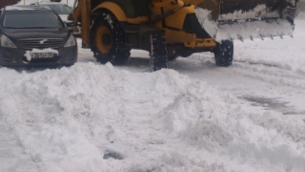 Оренбург продолжают очищать от снега