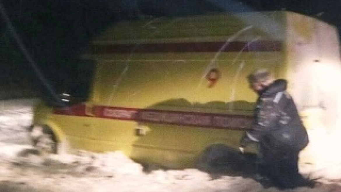 Сотрудники ГИБДД освободили из снежного плена бригаду скорой помощи