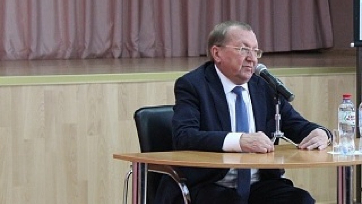 Вячеслав Лабузов встретился с потенциальными стобалльниками на ЕГЭ