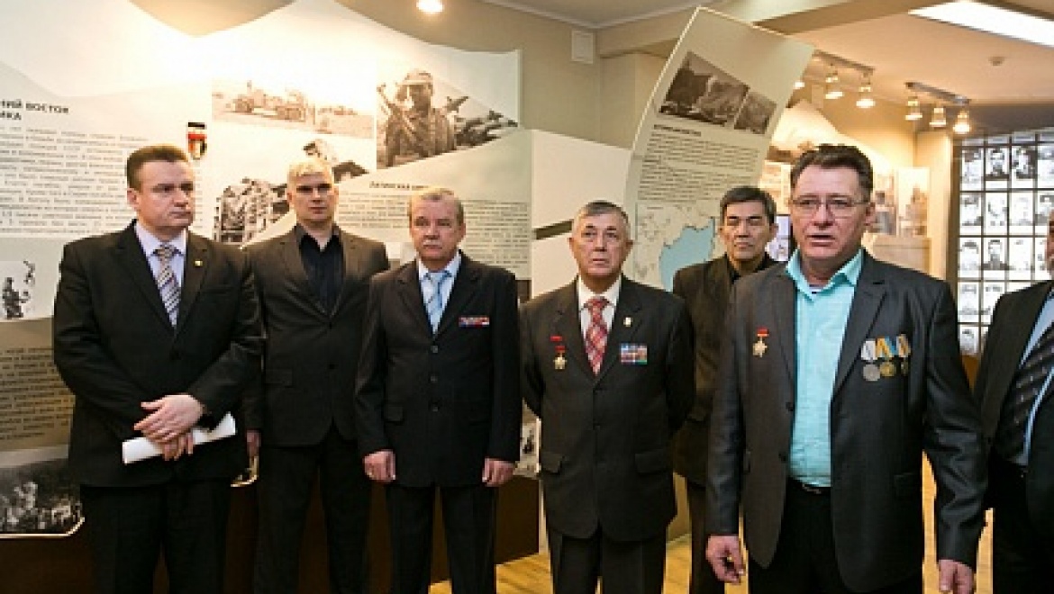 Десантный шлем Александра Прохоренко передан в музей ветеранов локальных войн в Оренбурге