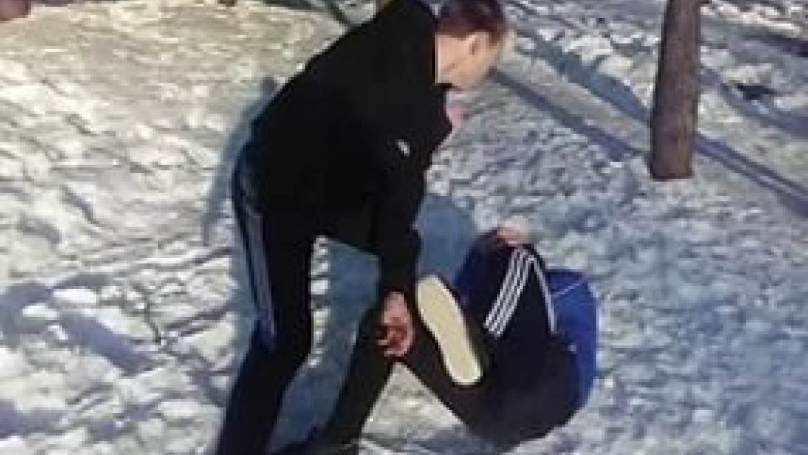 Пацаны разбили. Избитый человек на снегу.