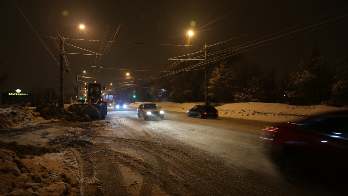 Городские службы продолжают вывозить снег с улиц