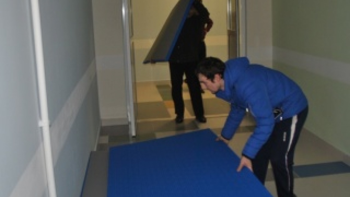 Из аварийной спортшколы вывозят оборудование