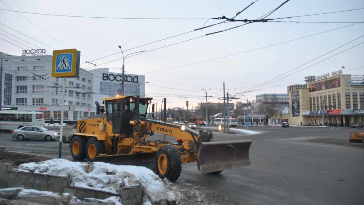 В Оренбурге вывозят снег в режиме ЧС