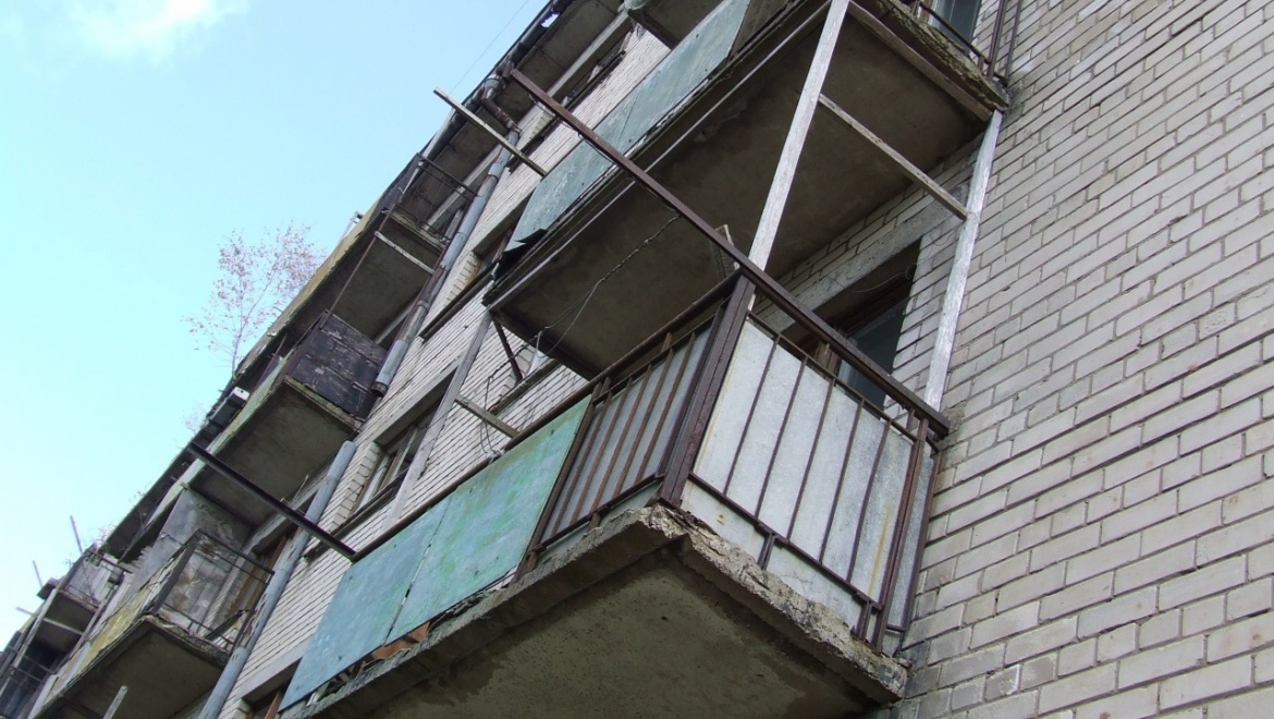 Пьяная женщина упала с балкона на Карагандинской