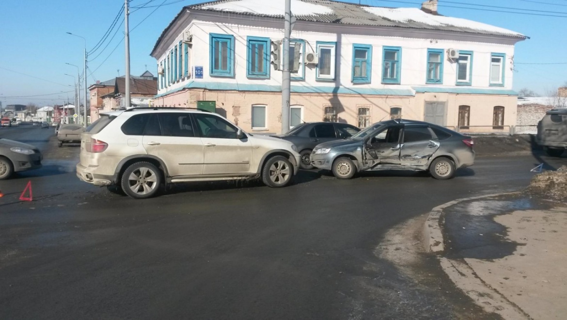 На перекрестке Рыбаковской и Комсомольской столкнулись "Гранта" и "БМВ"