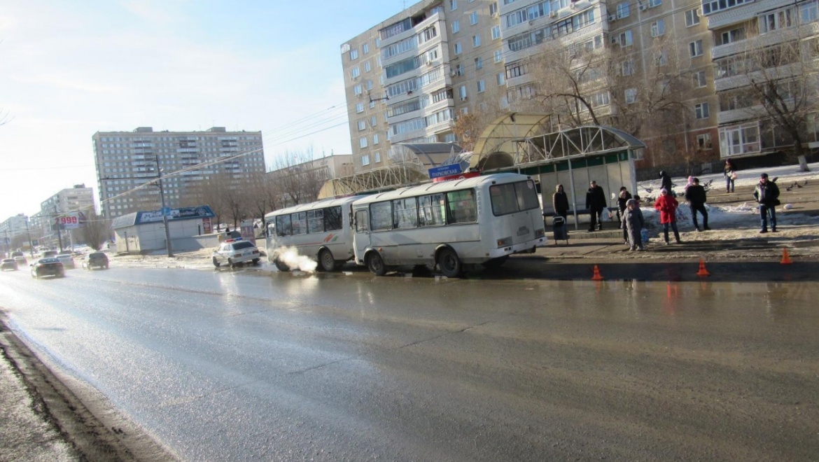 Два пассажирских автобуса столкнулись на Чкаловой 